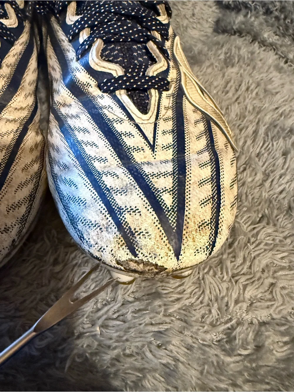 adidas Navy‎ and White Men's Cleats Sneakers Size 8 Flaws